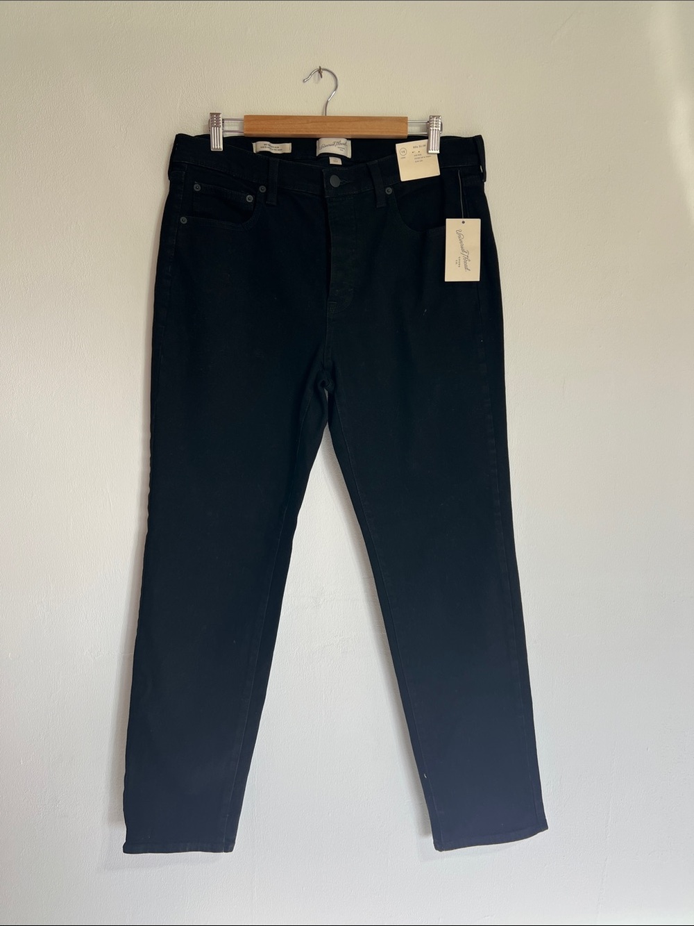 Universal Thread Women’s Black 80s  Slim Straight Jeans